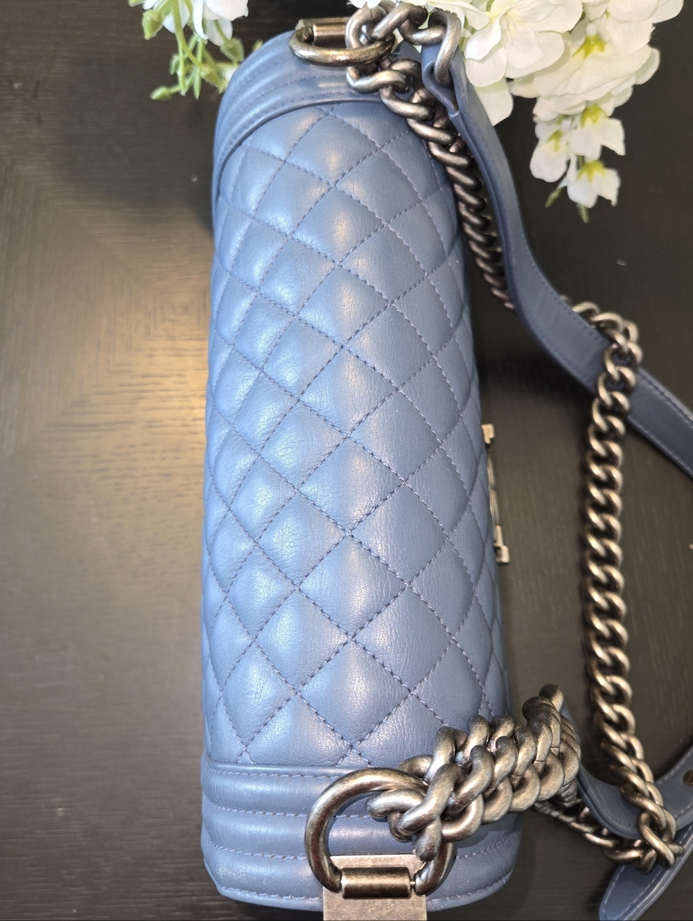 Chanel Boy Bag in Quilted Lambskin With Ruthenium Hardware Navy Blue Medium - Picture 2 of 9